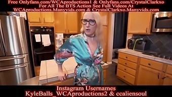 Les Poses Séduisantes De La Belle-Mère Pour Les Amis De Son Fils Dans Une Bande-Annonce Hd