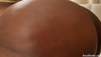 아름다운 뚱뚱한 여성 여성이 큰 검은 자지를 입으로 받습니다