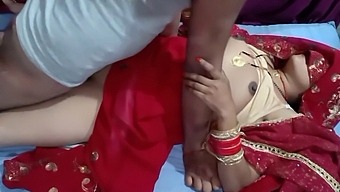 বৈবাহিক বেডরুমে একটি তরুণ ভারতীয় নববধূর জন্য ঘনিষ্ঠতার প্রথম রাত।