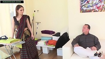 ساری بابی کون بزرگش را آشکار و نوازش می کند