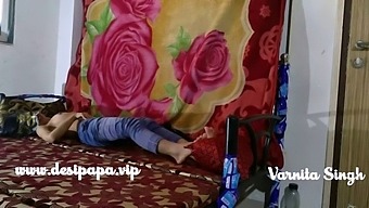 یک نوجوان هندی در طول یک جلسه جنسی داغ، با صدای بلند و اغوا کننده صحبت می کند