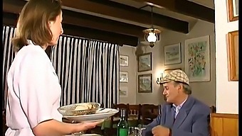 Brune Française S'Engage Dans Un Trio Avec Un Couple Amateur Dans Un Restaurant