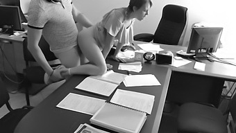 Le Désir Secret Du Patron Pour Sa Petite Secrétaire Révélé Par Une Caméra Cachée Sur La Table De Bureau