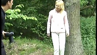 Tysk Teen Blondine Bliver Hentet Offentligt