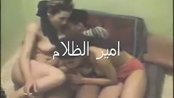 Dames Arabes Se Livrant Au Plaisir Lesbien