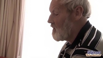 دختر نوجوان به پدربزرگ خوش ذوق خود یک دمنوش می دهد