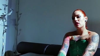 La Jeune Lesbienne Italienne Silvia Rubi Enseigne À Melissa L'Art Du Jeu De Pieds
