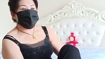 나이 든 아시아 여성이 성적인 만남을 찾고 있습니다