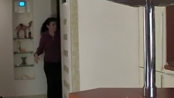 Une Femme Mature Profite D'Un 69 Avec L'Ami De Son Beau-Fils.