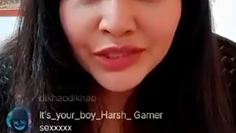 La Performance Chaude De Rajsi Verma Mettant En Vedette Des Seins Naturels Voluptueux Et Des Courbes Affriolantes