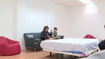 Une Adolescente Européenne Mince Se Venge De Son Mari Infidèle En Baisant Jordi El Nino Polla