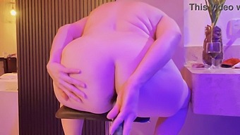 Je Me Régale De Me Faire Étirer À Fond L'Arrière !!J'Y Ai Inséré Un Gros Légume !