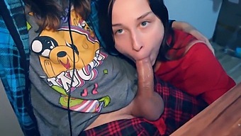 Un Penchant Pour Le Plaisir D'Un Pénis Dans Une Vidéo Mettant En Vedette L'Acte Sexuel Inspiré Par Le Jeu De La Demi-Sœur
