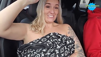 Strip-Tease Du Jour Dans Une Voiture