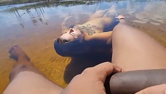 Novinha Se Sent Aller Au Sein Sur La Plage À Cause D'Halloween