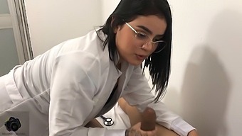 Un Médecin Hispanophone Traite Le Dysfonctionnement Érectile D'Une Patiente Avec Son Voluptueux Derriere