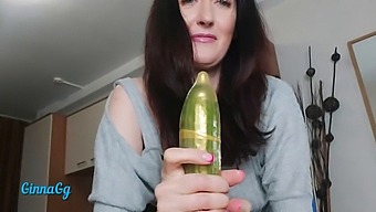 Le Jeu De Concombre Mène À Une Éjaculation Féminine Et À Un Fist Intense
