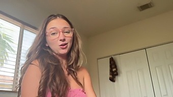 Amatør Teen Macy Meadows' Stramme Røv Bliver Fyldt Af Sin Stedbrors Store Pik I Pov