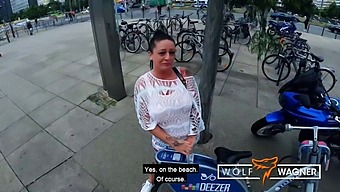 Action Pov Intense: Adrienne Kiss Donne Une Fellation Inoubliable En Plein Air À Berlin