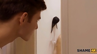 Un Jeune Homme Rejoint Une Blonde Plus Âgée Sous La Douche Pour Une Rencontre Intime.