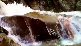 L'Aventure Érotique De Lilyan Dans L'Eau
