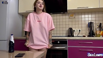 Deux Hommes Et Une Femme Séduisante Explorent Leurs Désirs Dans Un Porno Hd