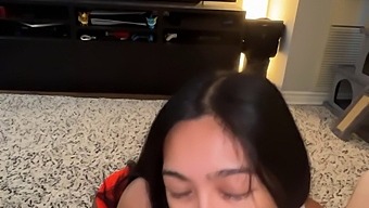 Vidéo Exclusive En Haute Définition D'Action De Derrière Et De Cowgirl Avec Une Serveuse Plantureuse De Hooters