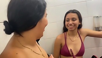 Deux Femmes S'Embrassent Passionnément Avant De Se Diriger Vers La Piscine