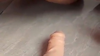 빅 부티 아름다운 뚱뚱한 여자들이 딜도로 깊은 아날 플레이를 즐긴다
