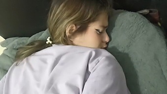 Je Pénètre Passionnément L'Arrière Train De Ma Belle-Sœur Adorable Et Petite Sur Le Canapé Lors D'Une Soirée Où Nos Beaux-Pères Ne Sont Pas Là.