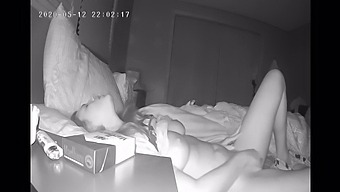 Une Jolie Fille Se Masturbe En Secret Avec Une Caméra Cachée La Nuit