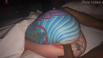 La Tatouée Européenne Olivia Prend Une Chevauchée Brutale Sur Un Arbre Noir