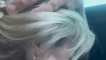 Orgasme Surprise D'Un Homme Chauve Dans Une Vidéo De Voiture Faite Maison
