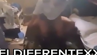 Des Flics Authentiques Se Livrent À La Presse Et Au Filtrage Tout En Livrant